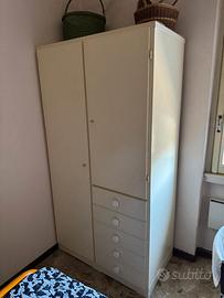 armadio ad ante con cassetti