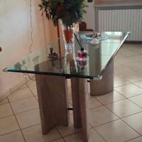 Tavolo in vetro con basamento in pietra. 