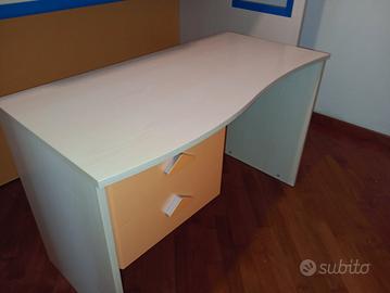 scrivania legno chiaro e arancione