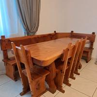 Tavolo con sedie e panca contenitore
