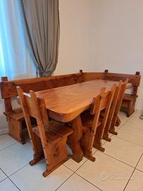 Tavolo con sedie e panca contenitore