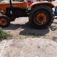 Trattore e macchina taglia ferro