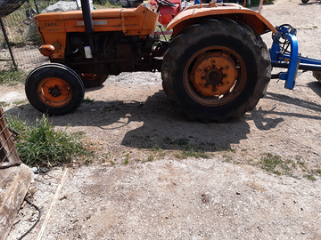 Trattore e macchina taglia ferro