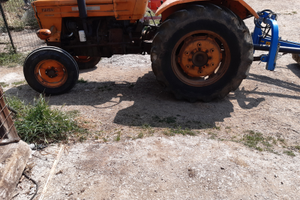 Trattore e macchina taglia ferro