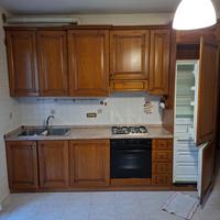 Cucina in legno con elettrodomestici funzionanti