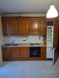 Cucina in legno con elettrodomestici funzionanti