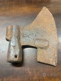 Antica ascia forgiata a mano marchio punzone 1700