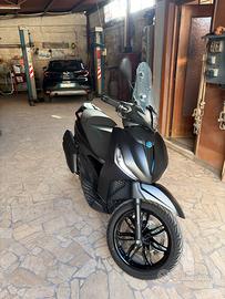 Piaggio Beverly deep black 400 HPE – 2024