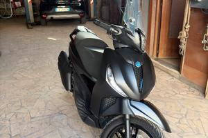 Piaggio Beverly deep black 400 HPE – 2024