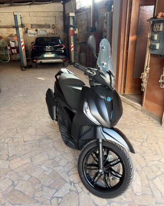 Piaggio Beverly deep black 400 HPE – 2024