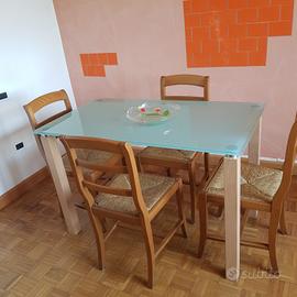 TAVOLO RETT. E QUATTRO SEDIE 