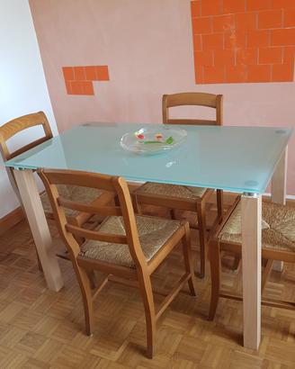 TAVOLO RETT. E QUATTRO SEDIE 
