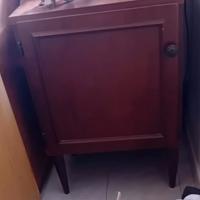 comodino antico con un anta