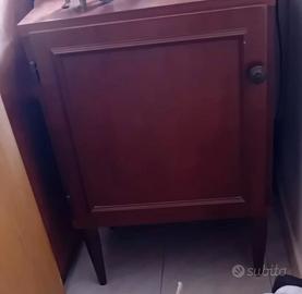 comodino antico con un anta