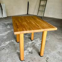 Tavolo in legno con piedini regolabili in altezza