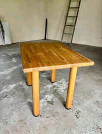 Tavolo in legno con piedini regolabili in altezza