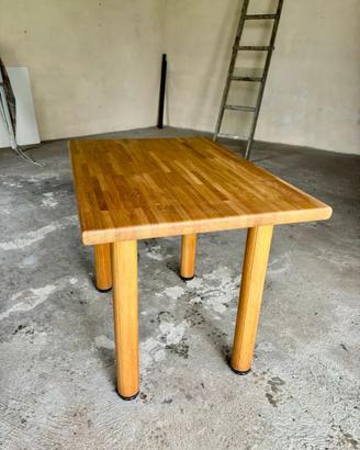 Tavolo in legno con piedini regolabili in altezza