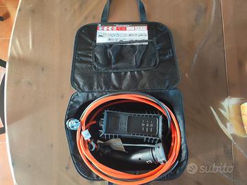 Carica batteria auto elettrica con presa domestica