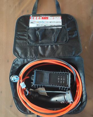Carica batteria auto elettrica con presa domestica
