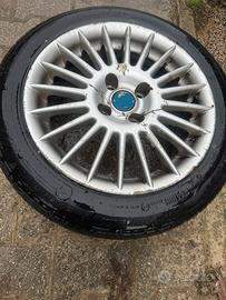 Cerchi in lega con gomme