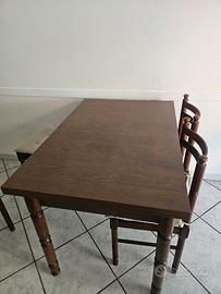 Tavolo con 3 sedie di legno e uno sgabello