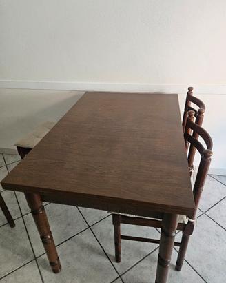 Tavolo con 3 sedie di legno e uno sgabello