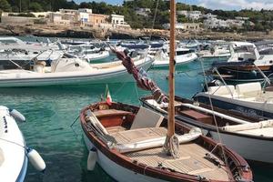 Gozzo Salentino in legno a motore e vela latina