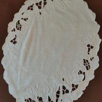 centro tavola in lino ricamato