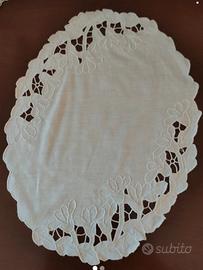 centro tavola in lino ricamato