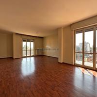 Ultimo piano, ampio e luminoso quadrilocale