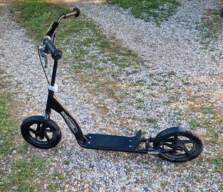 Monopattino modello scooter .