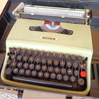 Macchina da scrivere Olivetti