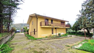 Villa bifamiliare 280 mq totali con terreno