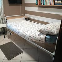 Letto ospedaliero con  doppia regolazione