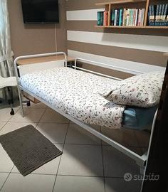 Letto ospedaliero con  doppia regolazione
