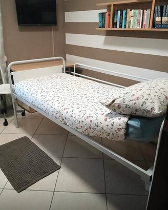 Letto ospedaliero con  doppia regolazione