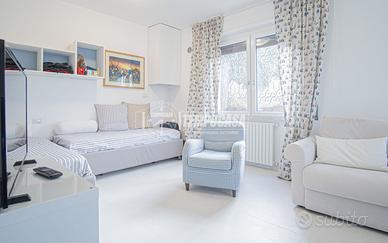 Ampio 2/3 locali ristrutturato con vista mare e po