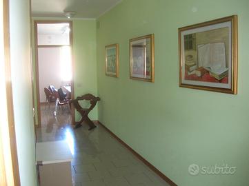 Ufficio con pareti attrezzate e archivi 3472242577