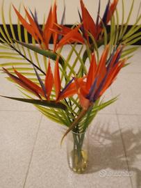vasetto in vetro con fiori artificiali 