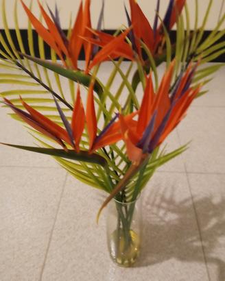 vasetto in vetro con fiori artificiali 