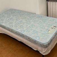 tre materassi a molle, morbidi