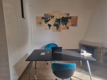Scrivania, sedie,libreria, quadro
