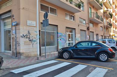 Tre Vetrine Ad Angolo