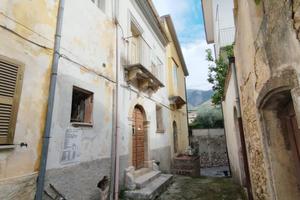 CASA SEMINDIPENDENTE A CERVARO