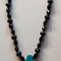 Collana di onice nera con ciondolo in turchese 