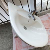 Lavabo in ceramica con colonna