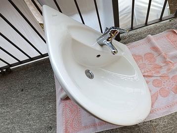 Lavabo in ceramica con colonna