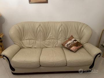 Set completo divano e poltrone in vera pelle.