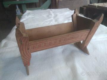 piccola culla in legno