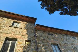 Rustico / Casale di 811 m² con più di 5 locali e b